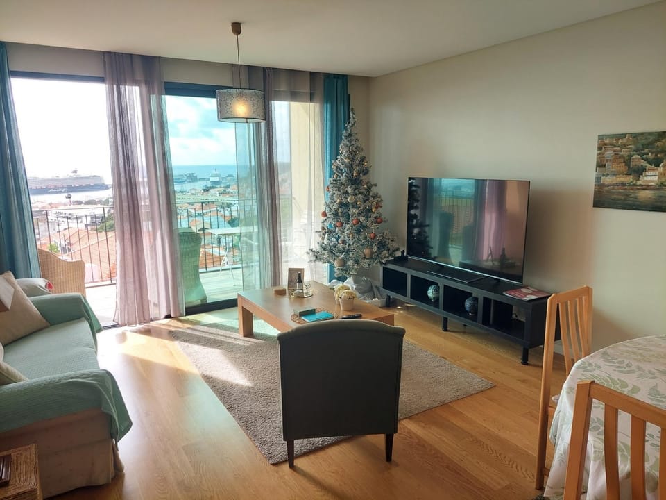 TV and multimedia, View (from property/room), Living room, Seating area, Evening entertainment, City view, Sea view, air conditioner