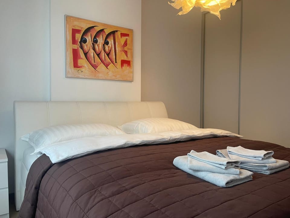 Bed, Bedroom, towels