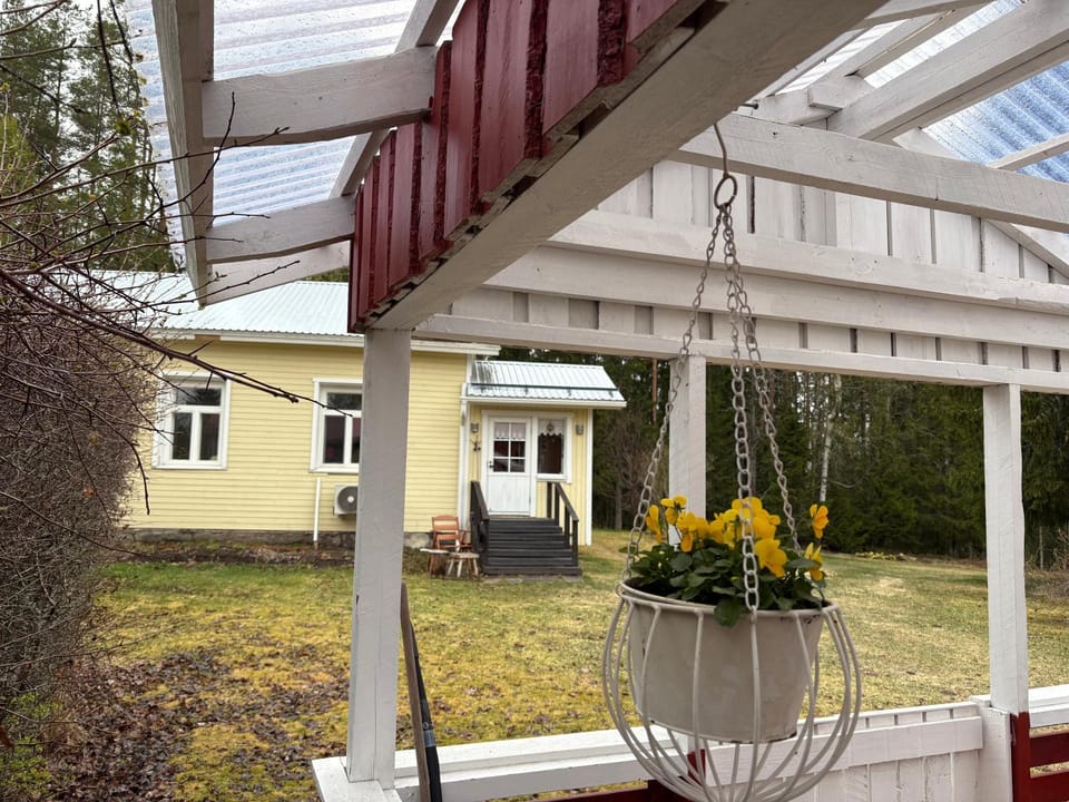 Property building, Spring, Day, Garden, Balcony/Terrace