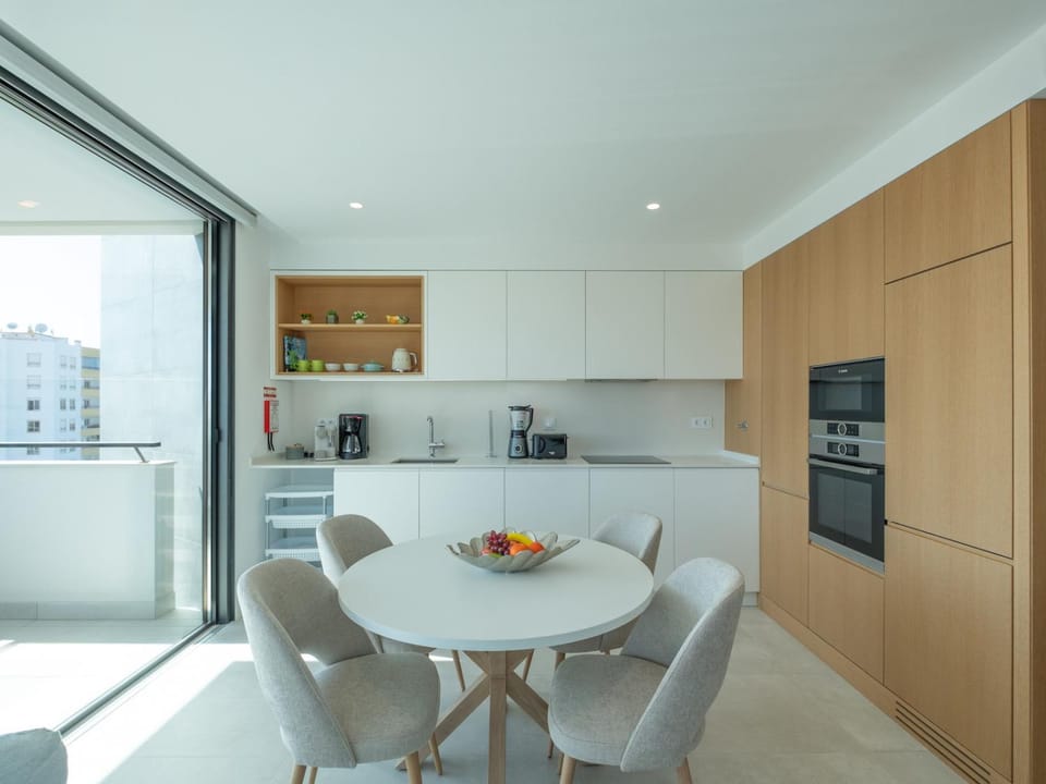 Coffee/tea facilities, Kitchen or kitchenette, Dining area, oven, stove, toaster