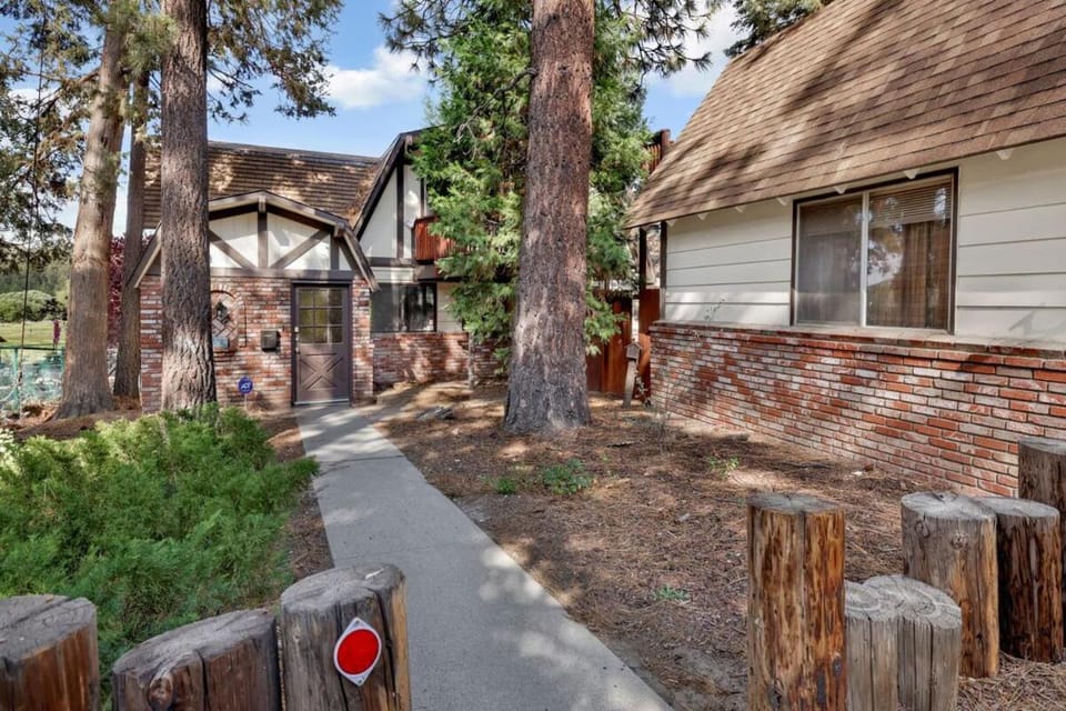 Bear Cabin #1976 - Golf & Ski Mountain Resort Retreat Cabin in Big Bear