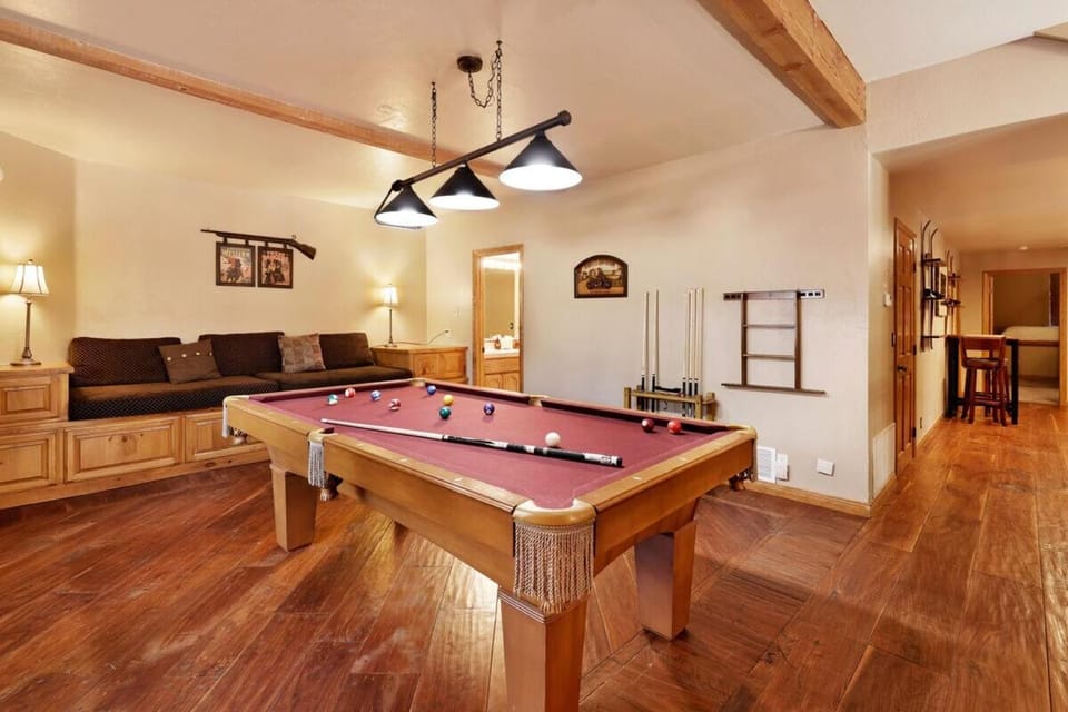 Four Happy Bears Group Resort Estate by Big Bear Vacations House in Big Bear