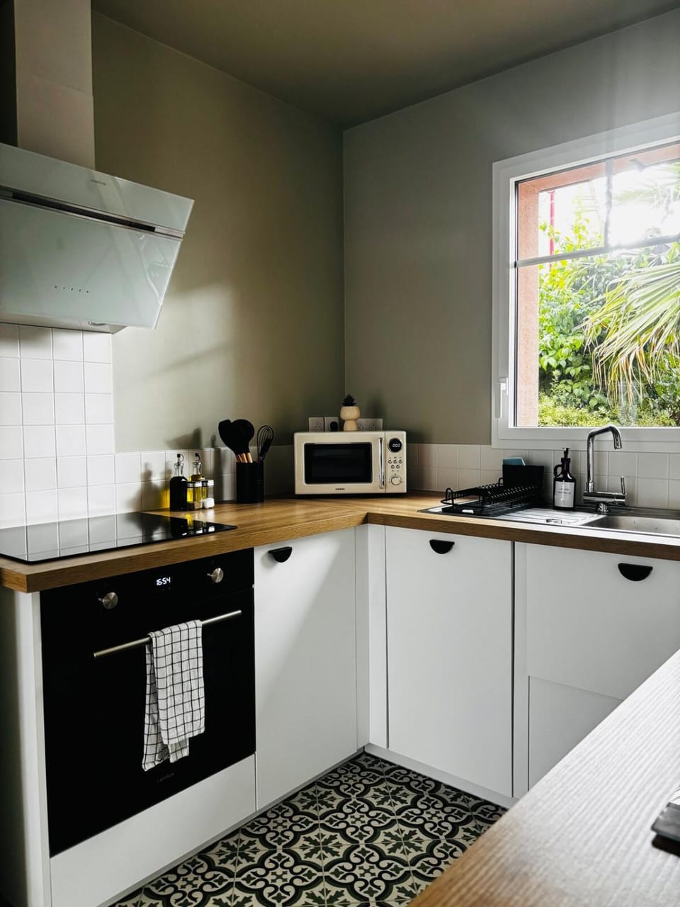Coffee/tea facilities, Kitchen or kitchenette, stove