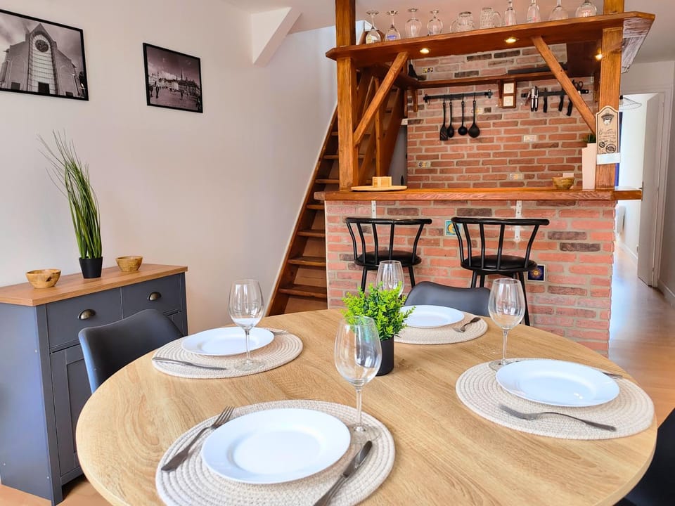 Kitchen or kitchenette, Dining area