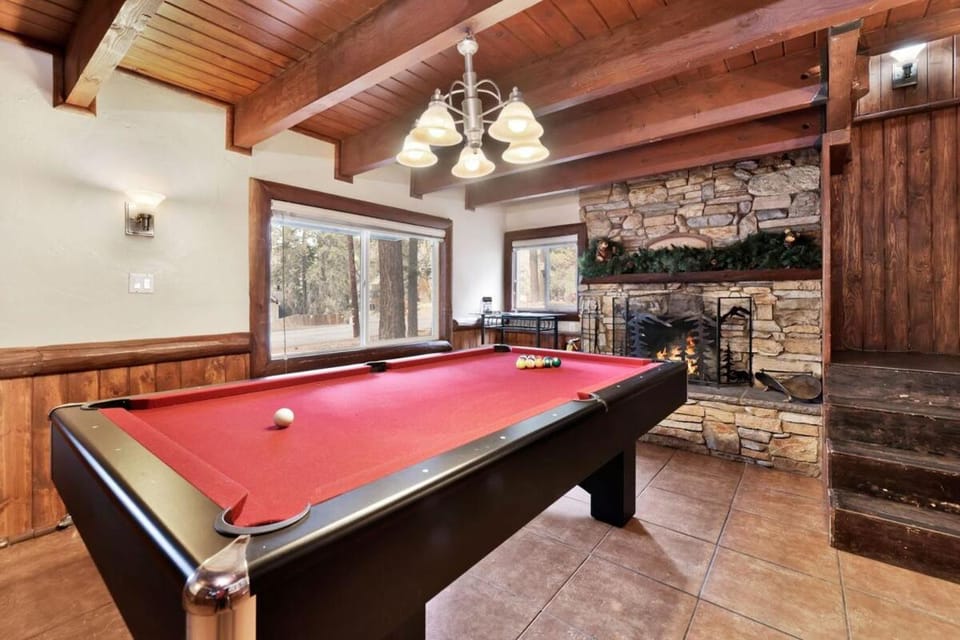 Bear Tracks Ski Haus Retreat- Hot Tub- Pool Table House in Big Bear