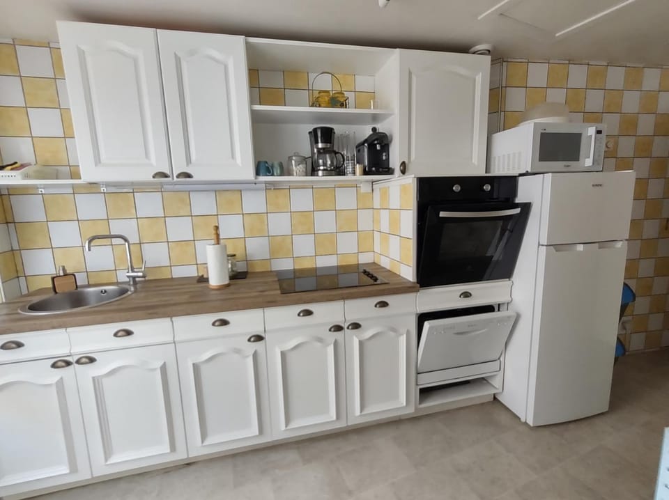 Kitchen or kitchenette, Living room