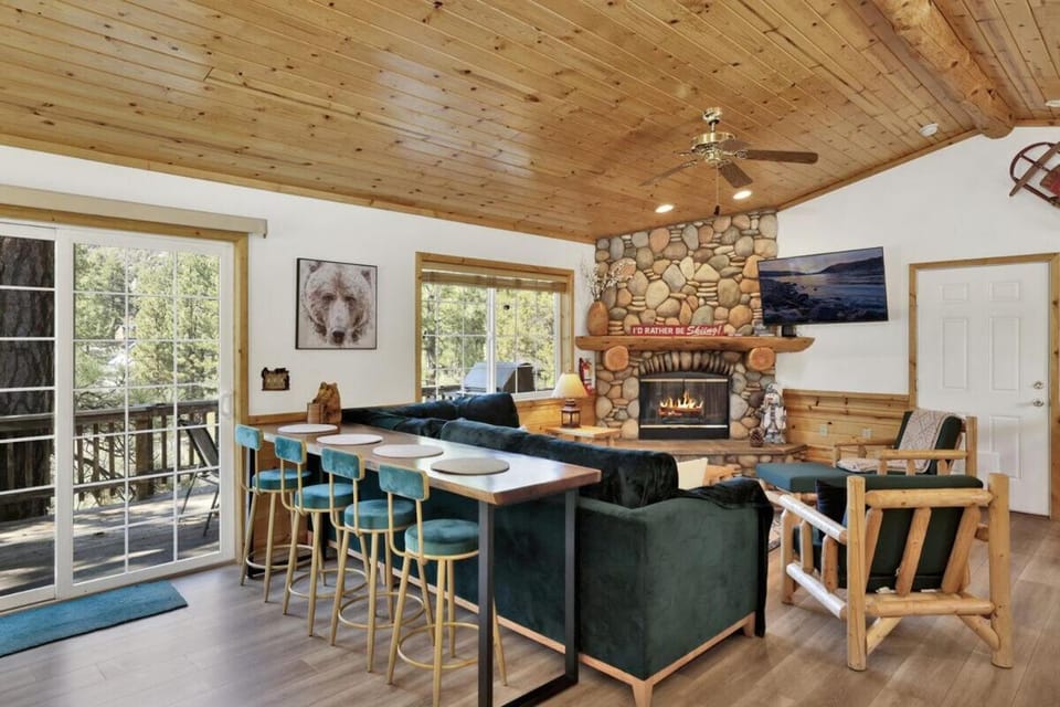 Lookout Lodge Family Chalet at Big Bear w/ Games House in Southern California