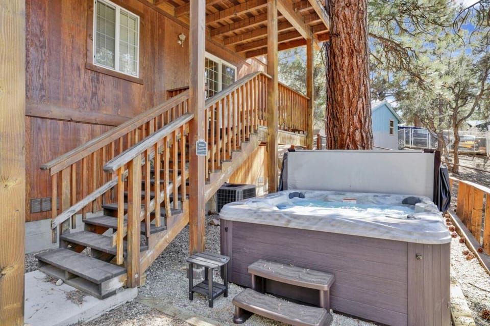 Lookout Lodge Family Chalet at Big Bear w/ Games House in Southern California