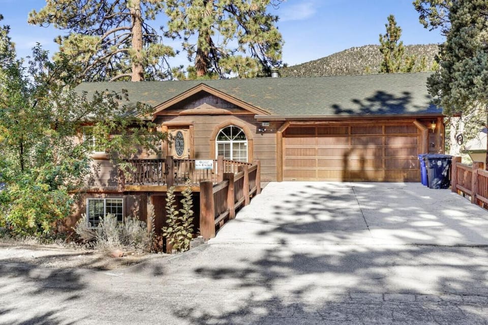 Lookout Lodge Family Chalet at Big Bear w/ Games House in Southern California