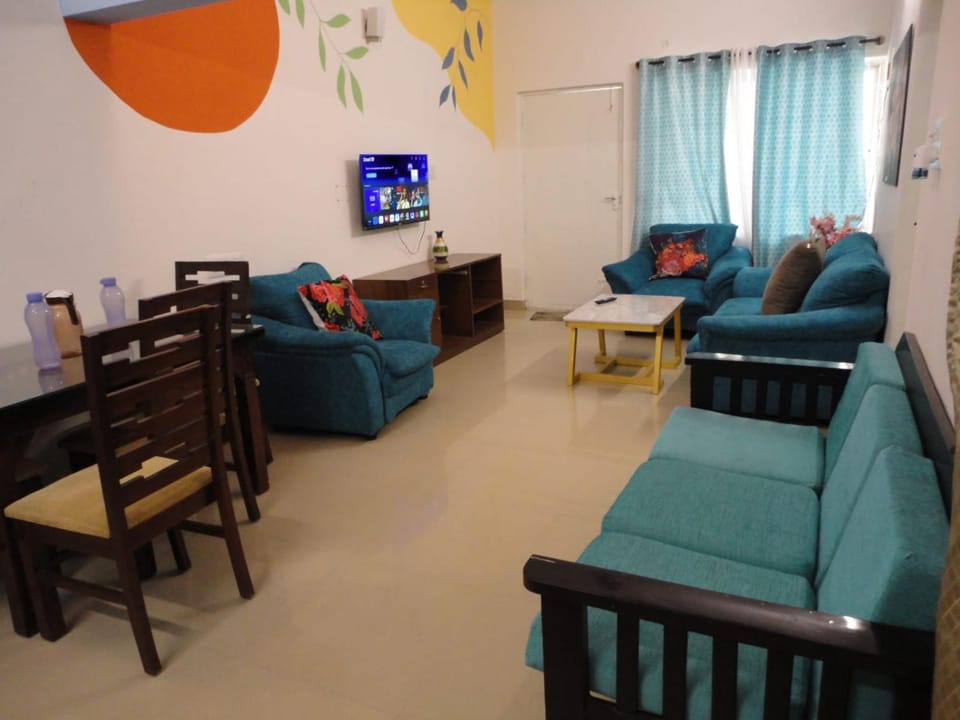 Communal lounge/ TV room, Living room, Seating area, Evening entertainment