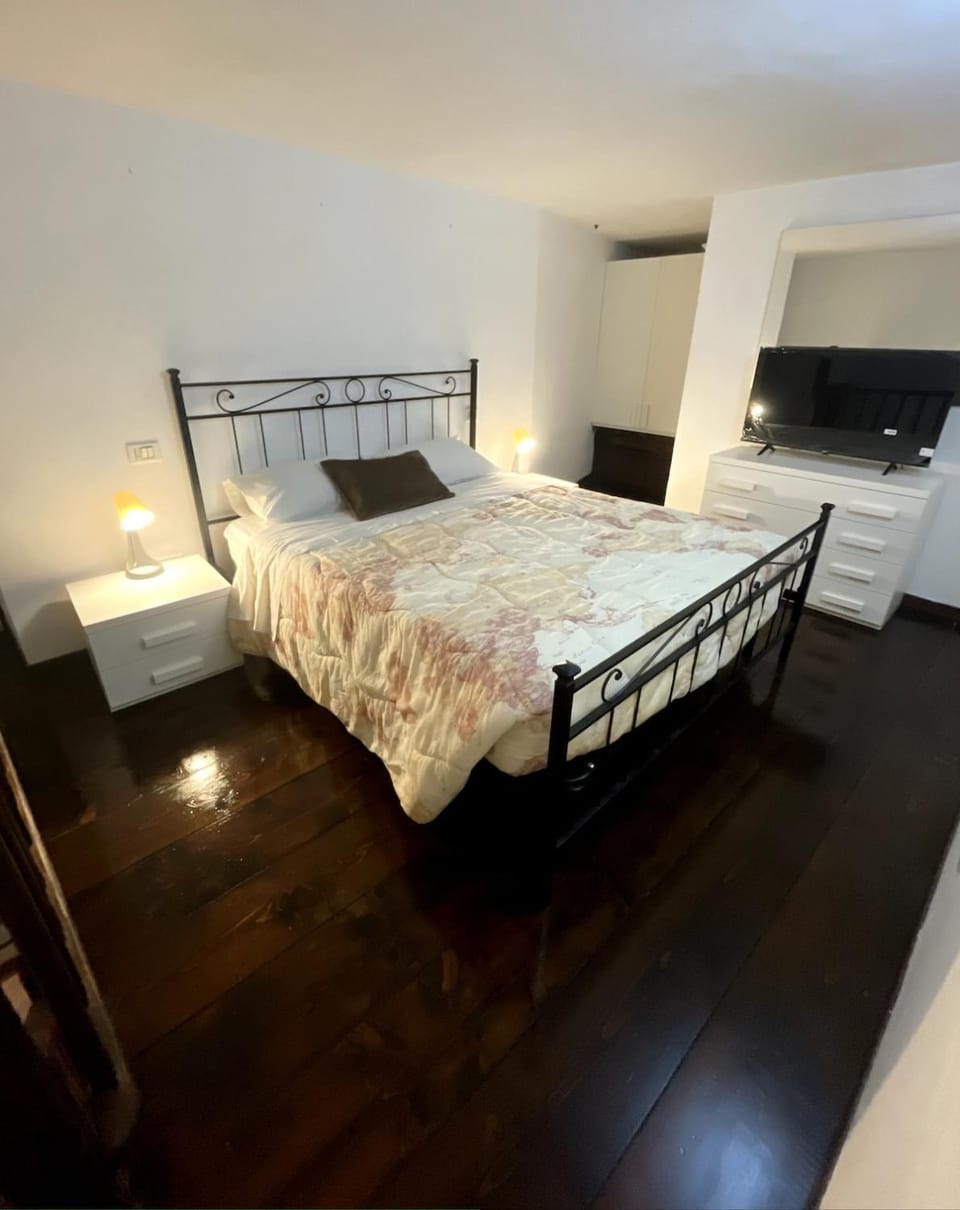 Bed, TV and multimedia, Photo of the whole room, Bedroom