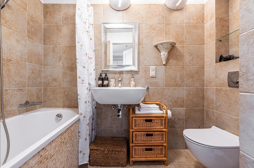 Shower, Toilet, Bathroom, Bath, towels