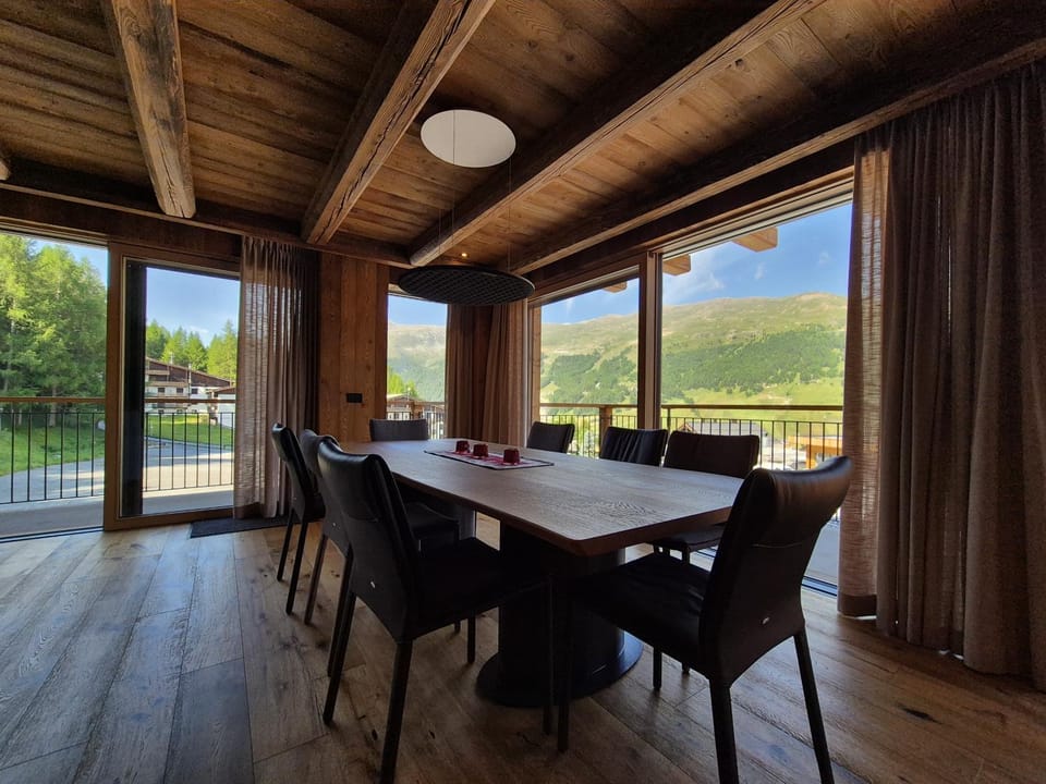 Natural landscape, View (from property/room), Balcony/Terrace, Dining area, Mountain view