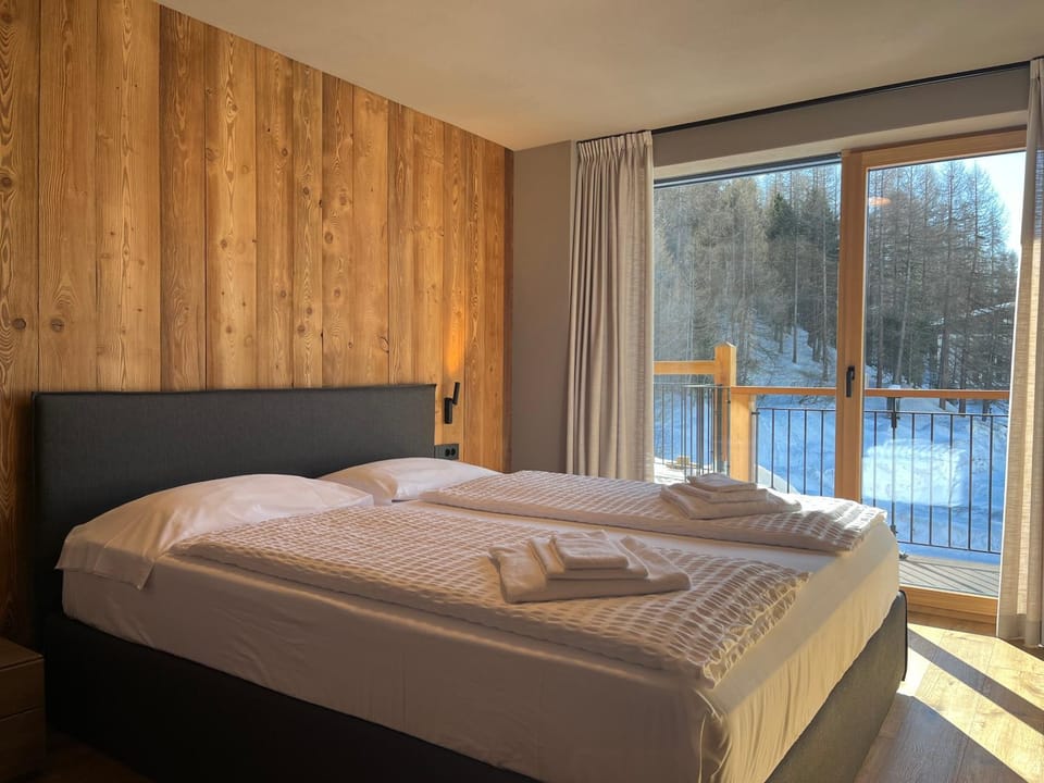 Bed, Natural landscape, Photo of the whole room, Bedroom, towels
