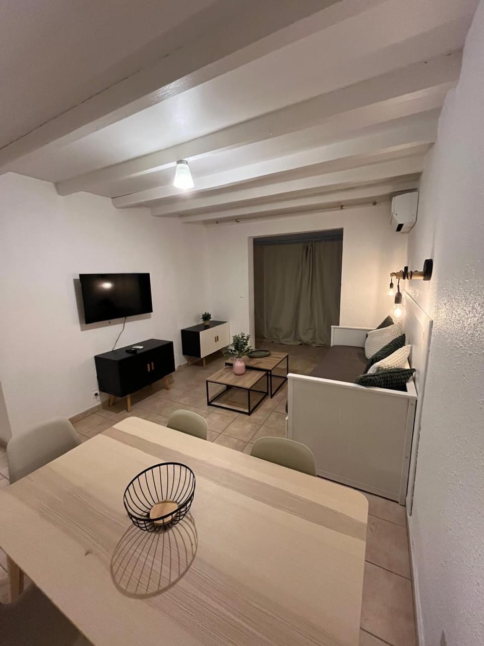 Bed, TV and multimedia, Seating area