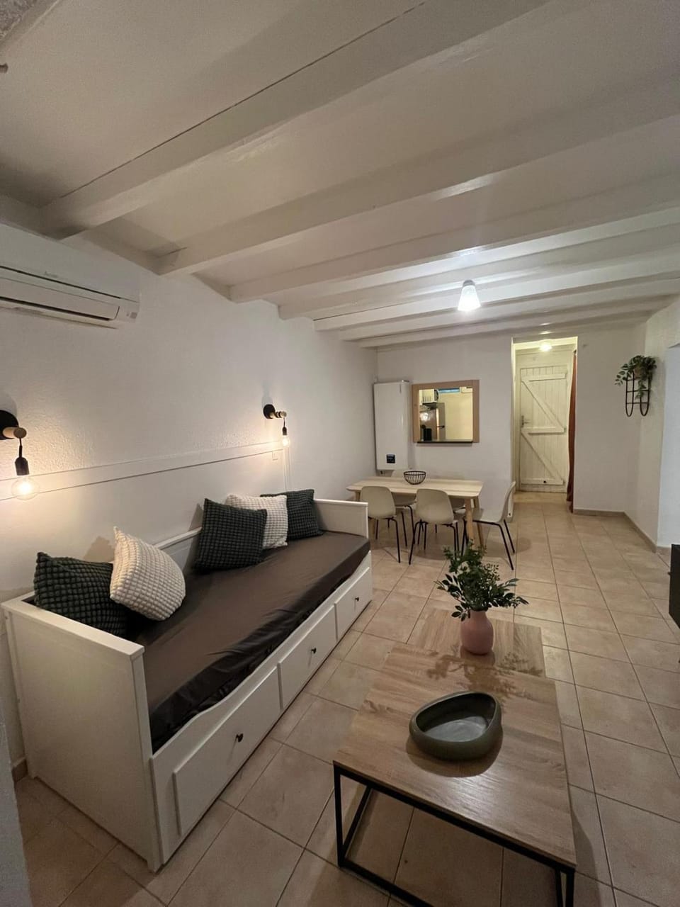 Bed, Living room, air conditioner
