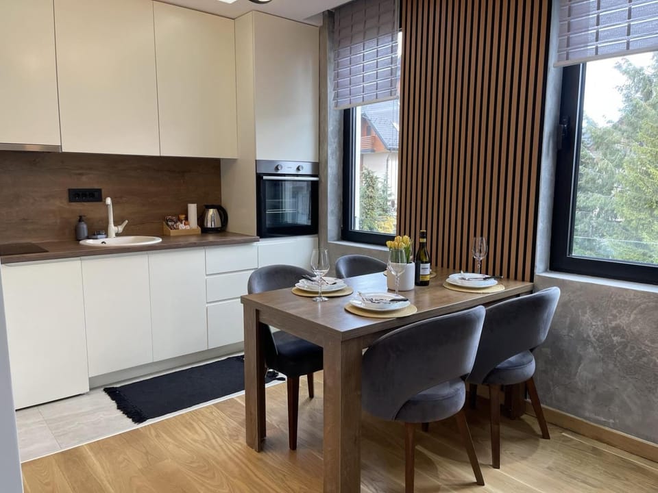 Kitchen or kitchenette, Dining area, minibar