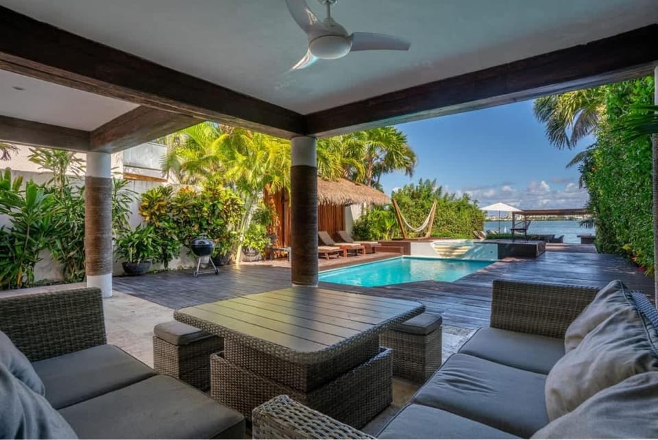 Villa Pok Ta Pok - 5BR - Waterfront Private Pool Villa in Cancun