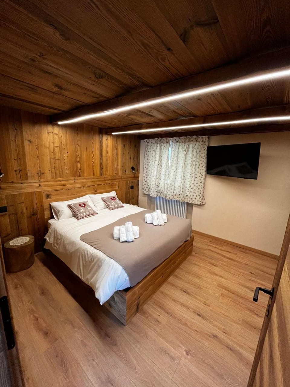 Bed, TV and multimedia, Bedroom