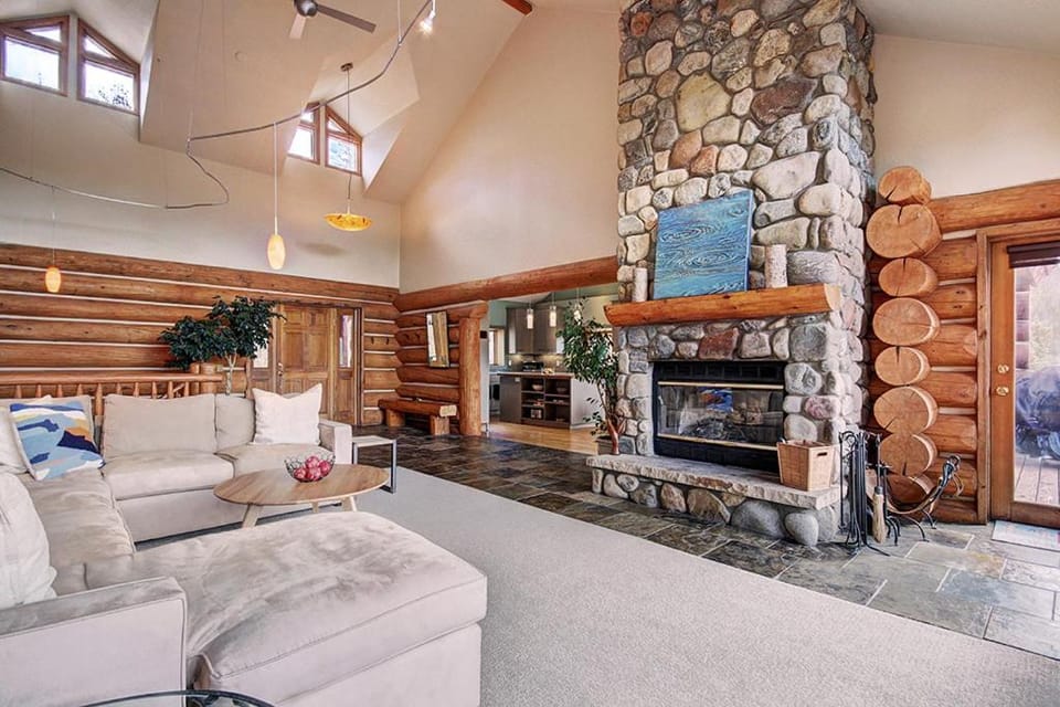 Experience luxury at 10 Southface, a spacious 4BR home in Breckenridge with mountain views! House in Summit County