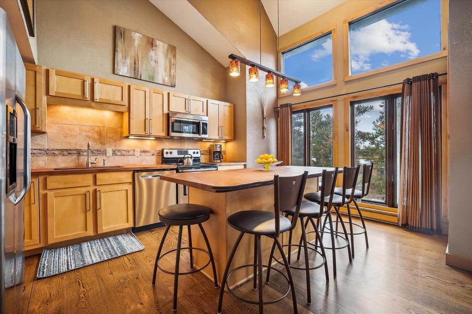 Cozy 1BR condo in Breckenridge with mountain views and easy ski access at 4 O Apartment in Breckenridge
