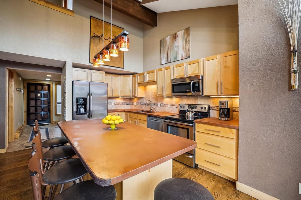Cozy 1BR condo in Breckenridge with mountain views and easy ski access at 4 O Apartment in Breckenridge