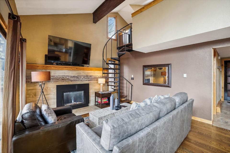 Cozy 1BR condo in Breckenridge with mountain views and easy ski access at 4 O Apartment in Breckenridge