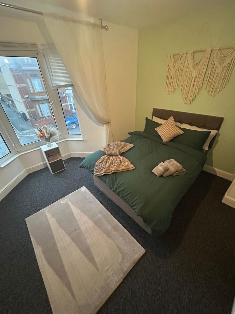 Bed, Bedroom, towels