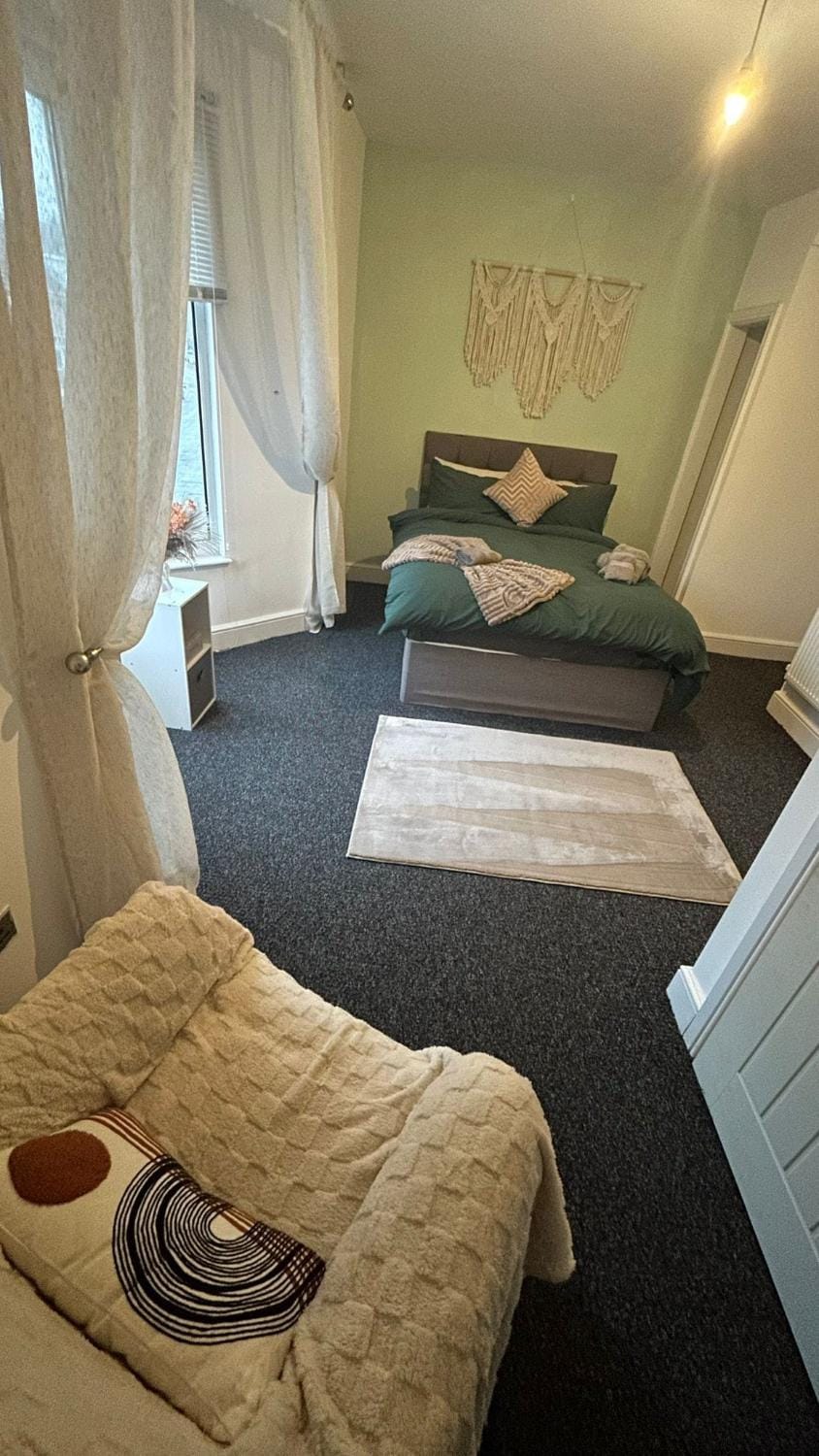 Bed, Photo of the whole room, Seating area, Bedroom, towels
