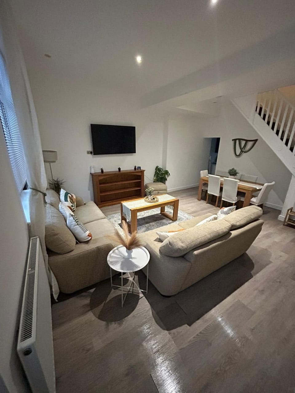 TV and multimedia, Living room, Seating area, Evening entertainment