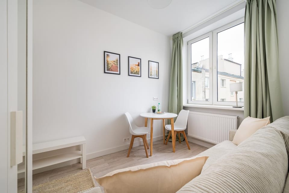 Bed, Living room, Photo of the whole room, Seating area, Dining area