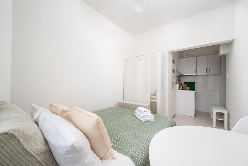Bed, Photo of the whole room, towels, wardrobe