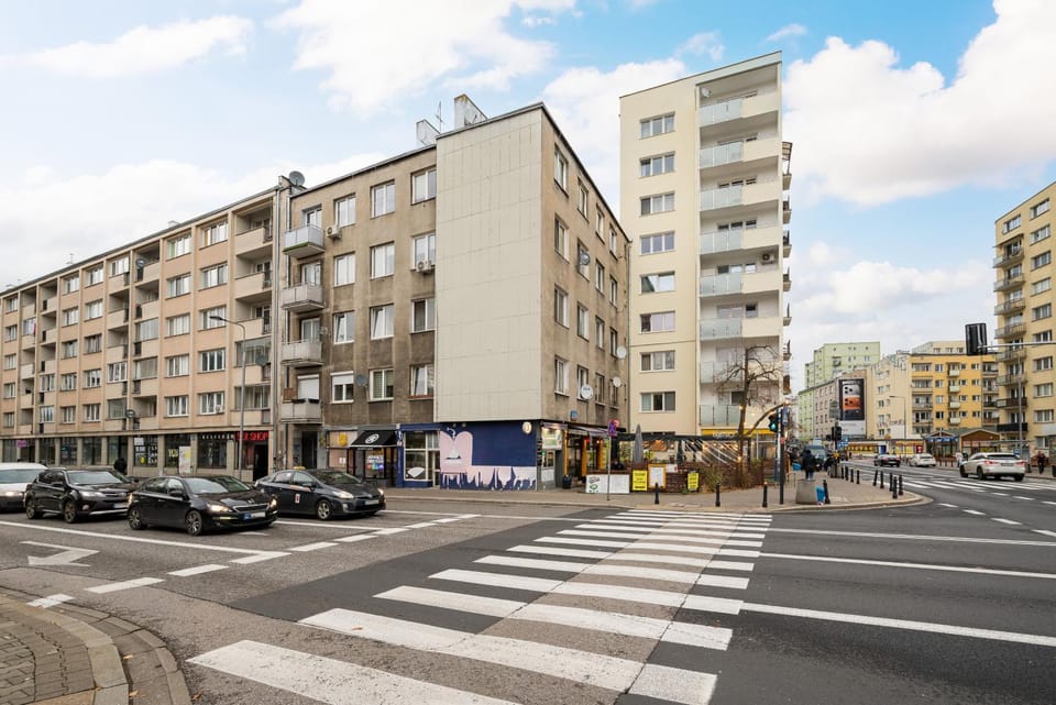 Property building, Neighbourhood, Location