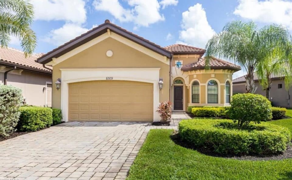 Pool Home in Gated Community House in Fort Myers