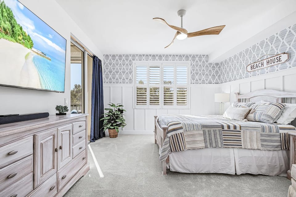Fully Remodeled Two Bedroom Condo with shared pool Apartment in Iona