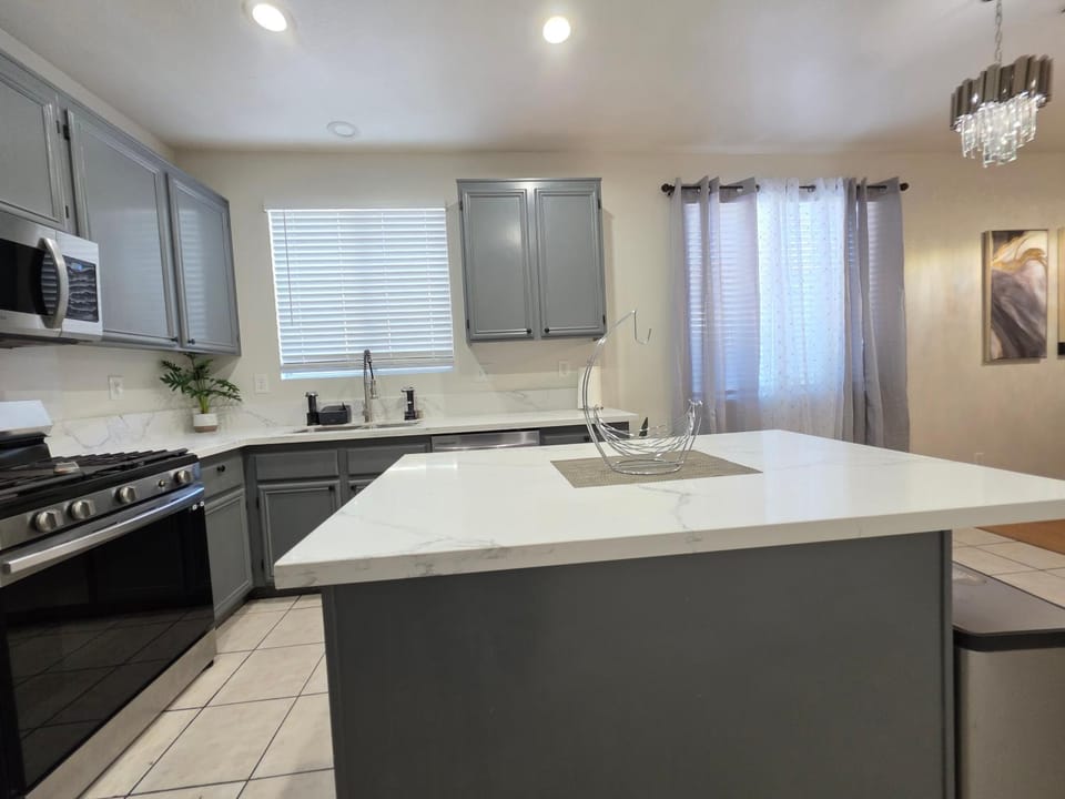 Newly Listed Family Friendly Fontana House Apartment in Rialto