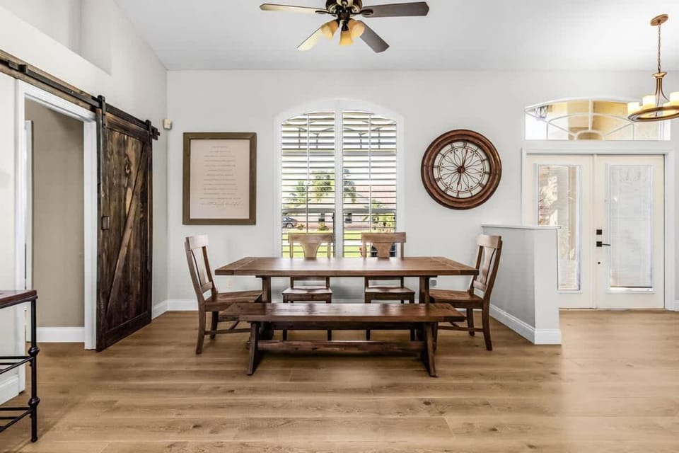 Enchanting 3 Bedroom Waterfront Pool and Spa House in Cape Coral