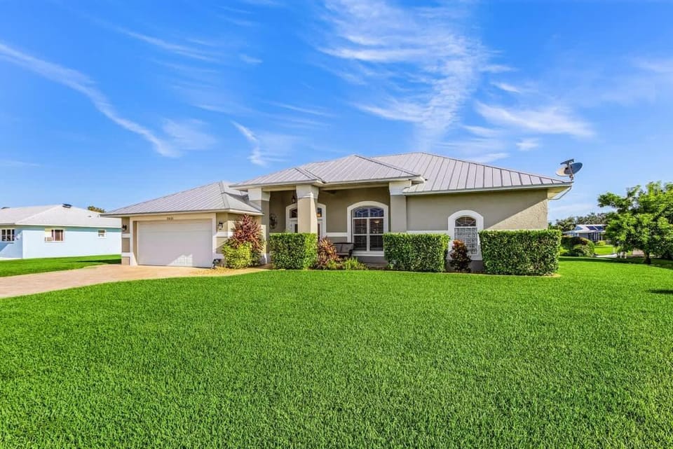 Enchanting 3 Bedroom Waterfront Pool and Spa House in Cape Coral