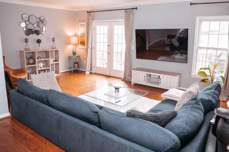 Cozy Springfield Townhome , WIFI , Pet Friendly House in Springfield