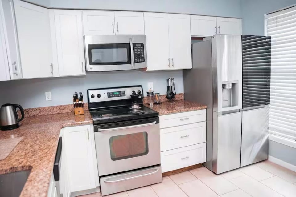 Cozy Springfield Townhome , WIFI , Pet Friendly House in Springfield