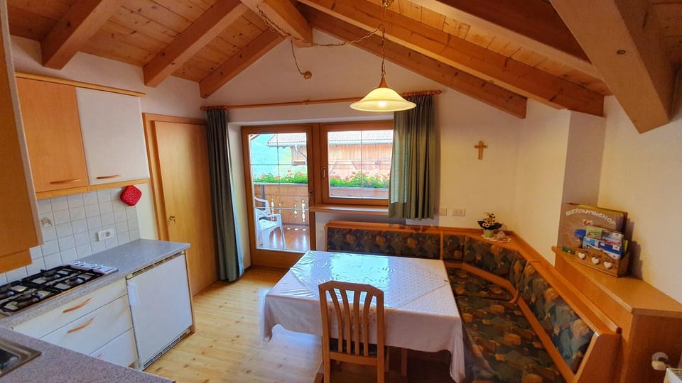 Photo of the whole room, Dining area