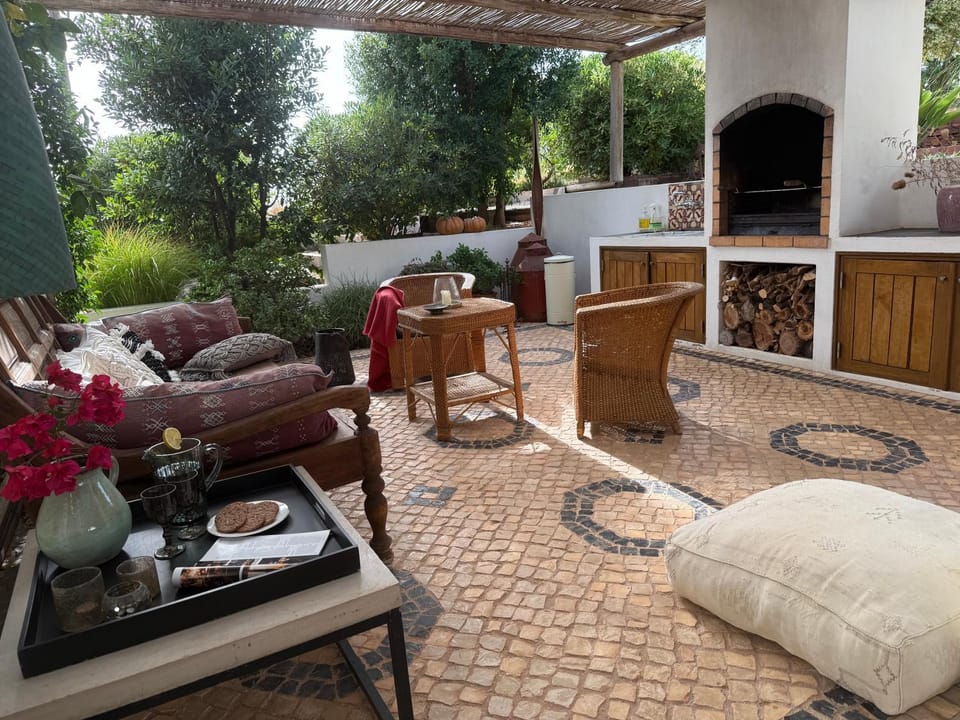 Patio, Day, BBQ facilities, Kitchen or kitchenette, Seating area, Garden view