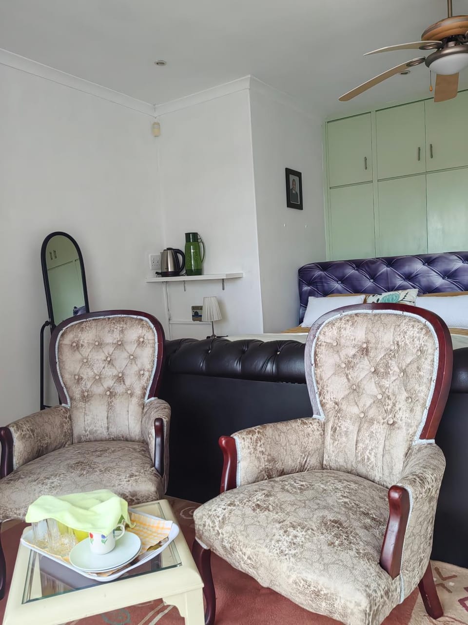 Bed, Photo of the whole room, Seating area, Bedroom