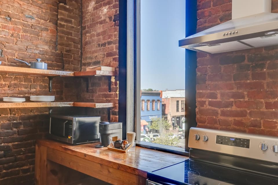 Convenient Couple's Retreat in Dtwn Marshall! Apartment in Marshall