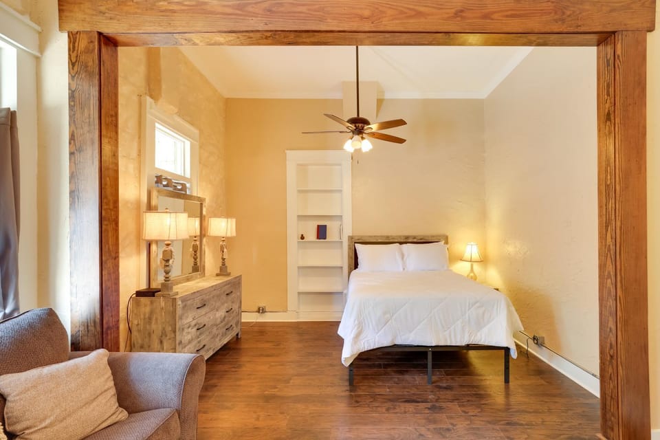 Shop, Dine & Unwind: Dtwn Marshall Studio! Apartment in Marshall