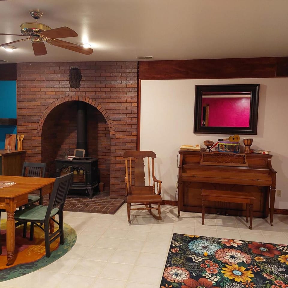 Cirque Stay Apartment in Lawrence