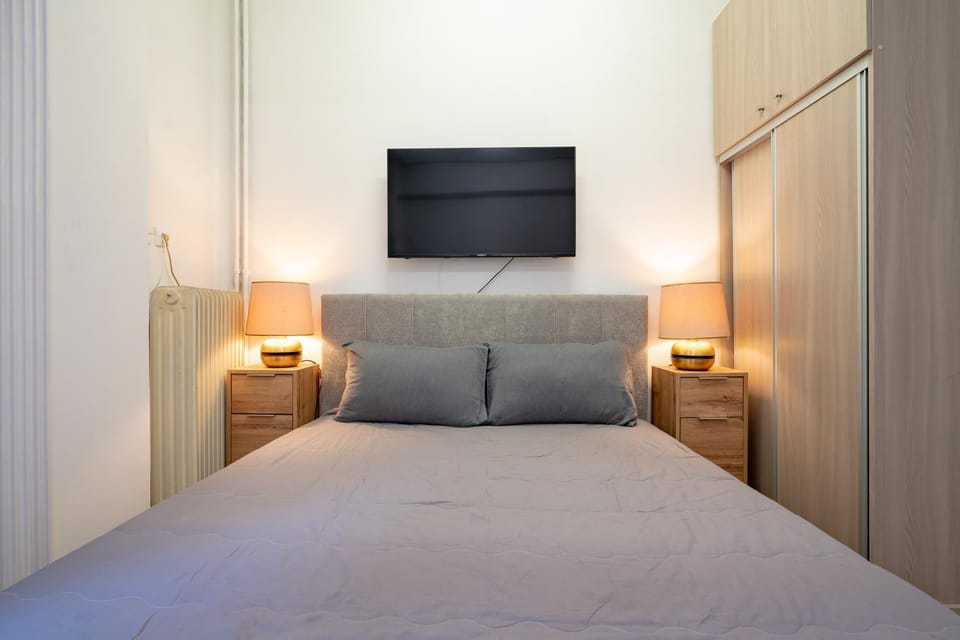 Bed, TV and multimedia, Bedroom, wardrobe
