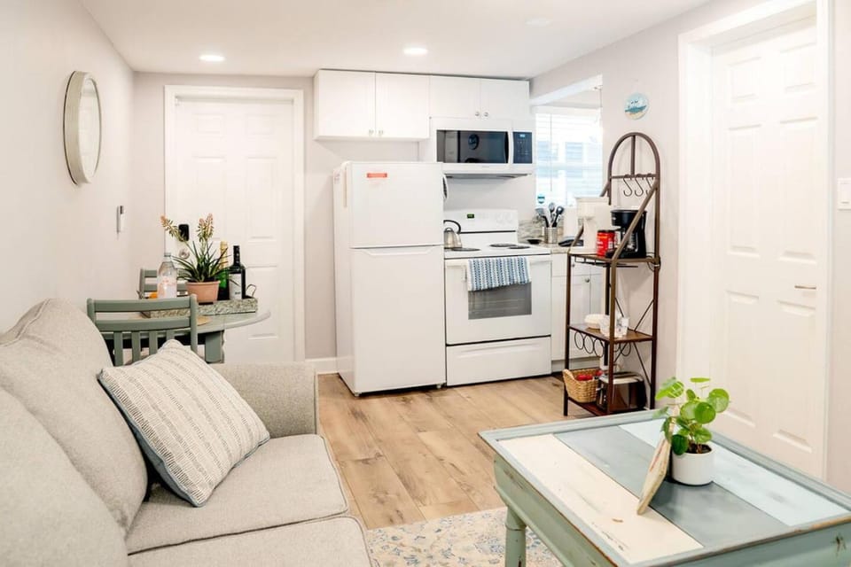 Living room, Seating area, Dining area, oven, pet friendly