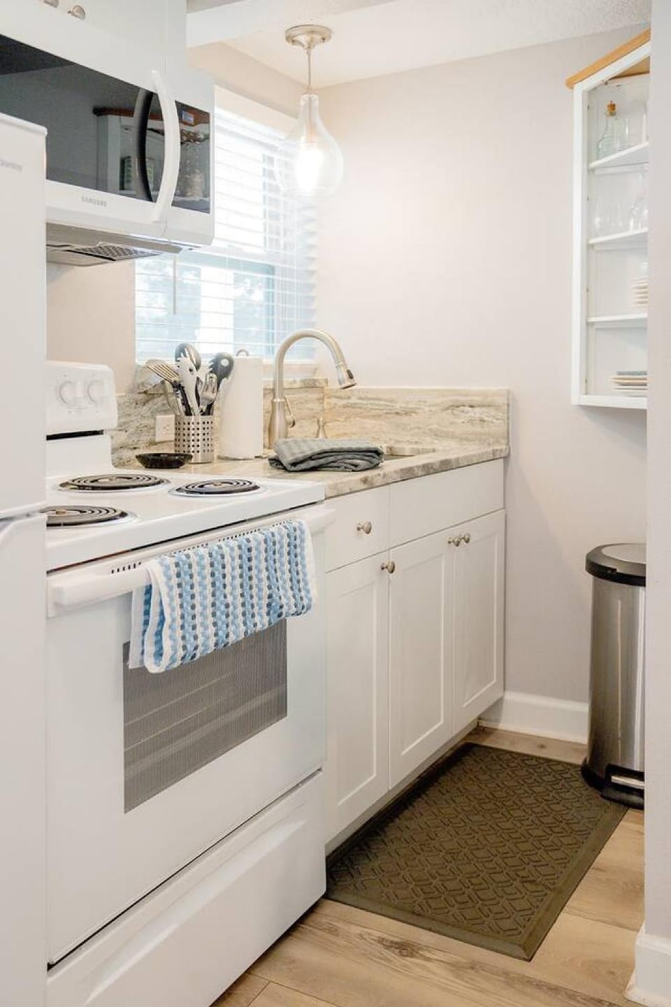 Kitchen or kitchenette, pet friendly, stove