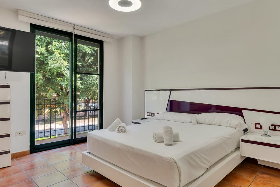 Bed, Photo of the whole room, Bedroom